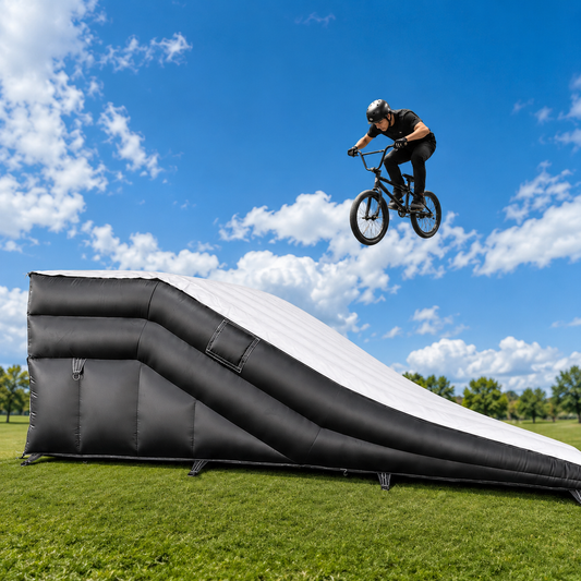 Nairbag BMX-028定制充气沙袋降落坡，专业滑板和极限运动用充气缓冲垫，展示充气和使用场景